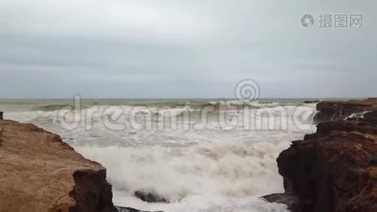 流过岩石表面的水和波浪正在形成白色泡沫。视频