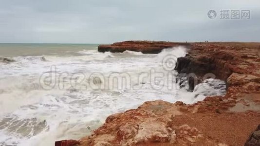 大浪撞击4k岛时，海浪撞击海岸视频