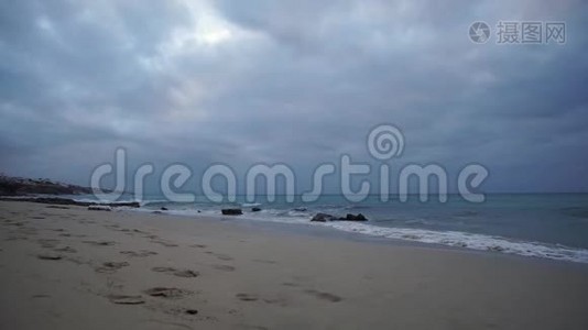 早晨的海滩，天空阴沉视频