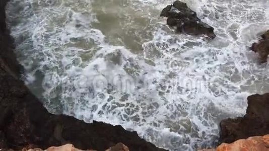 大浪在多风多雨的天气里，在海滩上溅起大量白色泡沫，动作缓慢。 4K视频