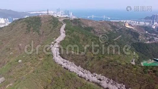 鸟瞰樱花盛开在盖姆里昂山，釜山，韩国。视频