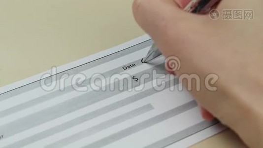 一只手用钢笔在银行支票特写上写字。 商业、银行付款视频