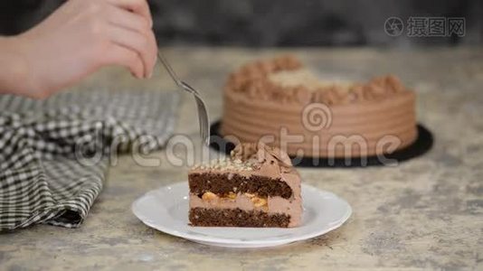 女孩早餐用一块美味的巧克力蛋糕。视频