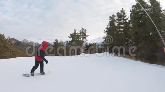 滑雪板上的滑雪者沿着滑雪胜地的斜坡奔跑。 冬季运动娱乐，休闲户外活动..视频