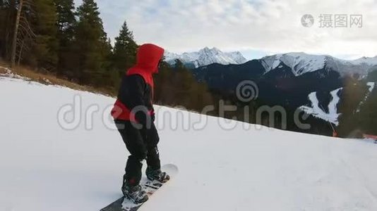 滑雪板上的滑雪者沿着滑雪胜地的斜坡奔跑。 冬季运动娱乐，休闲户外活动..视频