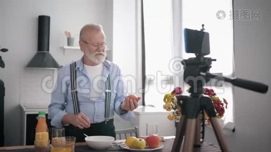 健康食品，一位留着胡须和视力眼镜的老人建议适当的营养，并展示各种谷类食品视频
