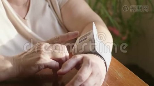 用手指按压数字血压计对自测血压进行特写。 妇女健康检查视频