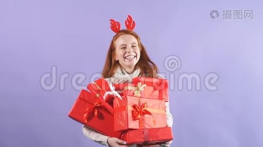 可爱迷人的模特手里拿着红色漂亮的礼物盒视频