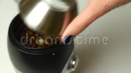 女士把手关闭并打开咖啡磨床视频