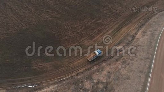 一辆空自卸卡车沿着土路行驶的鸟瞰图.. 建筑工作和处置的概念视频