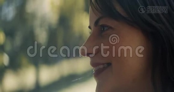 公园里一个微笑的女人的特写。视频