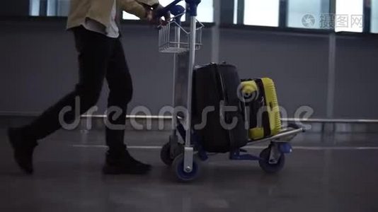 无法辨认的男乘客在国际机场带行李车。 匆匆而行，侧视视频