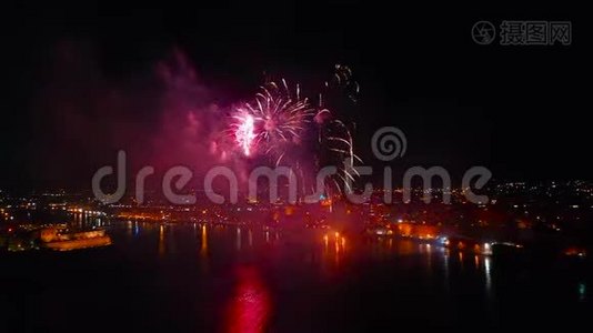 夜间从高处鸟瞰海湾上空的焰火视频