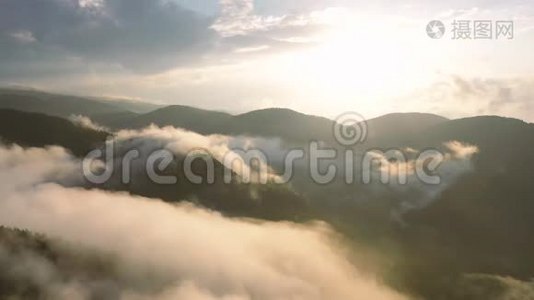 保加利亚森林中雾的空中景色。视频
