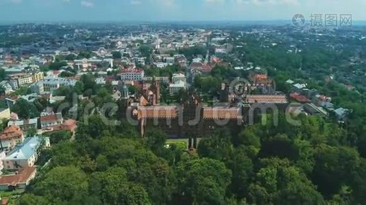 乌克兰最古老的大学之一切尔尼夫茨大学的秋季鸟瞰图。视频