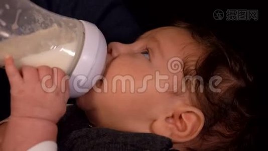 可爱的小宝宝在妈妈怀里喂奶瓶视频