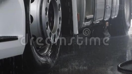 水滴从卡车上流下来。 洗洗车在慢动作。视频