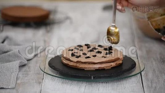 一步一步。 糕点厨师制作巧克力层蛋糕与修剪填充。视频