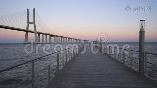 日落时从码头可看到庞特瓦斯科达伽马大桥视频