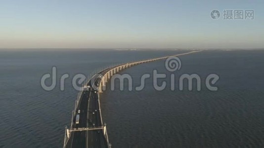 空中无人机视频庞瓦斯科达伽马桥与汽车通过视频