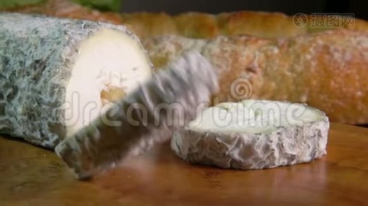 桑特·莫雷·德·图林山羊奶酪掉在木板上视频