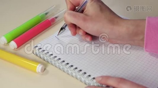 女人`手拿着钢笔，在笔记本上写一个计划。 业务概念、分析和确定目标视频