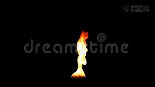 黑色背景上燃烧的动画火焰。视频