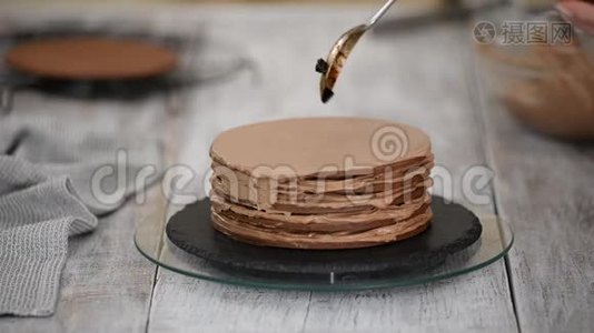 一步一步。 糕点厨师制作巧克力层蛋糕与修剪填充。视频