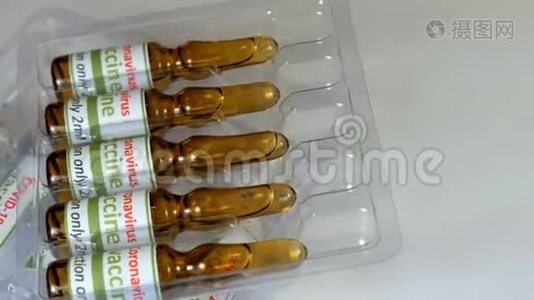 柯维德-19和ncov冠状病毒疫苗，片剂和注射器.. 实验室，分析一种有色液体提取DNA视频