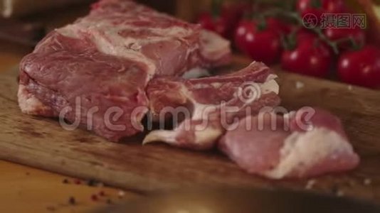 厨房桌子上的新鲜肉视频
