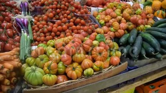农民`各种有机蔬菜的食品市场摊位视频