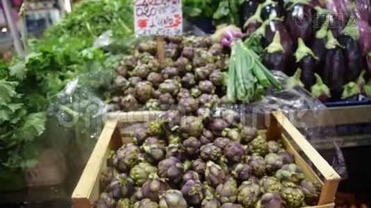 农民`各种有机蔬菜的食品市场摊位视频