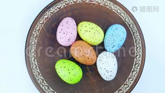 盘子上的彩色复活节彩蛋。视频