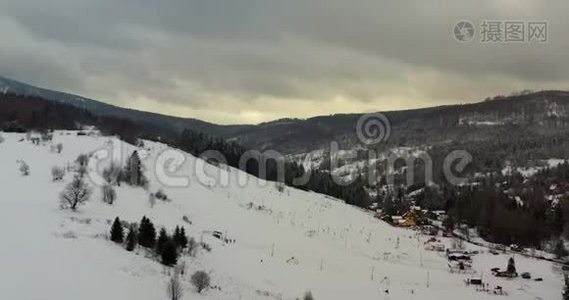 覆盖着雪景的森林。山村鸟瞰图视频