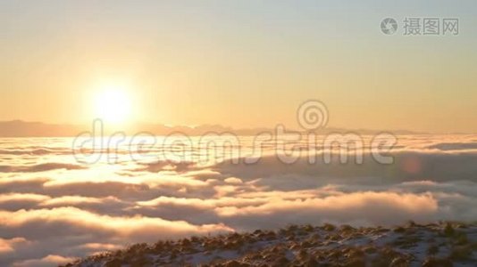 日落过白云，从山上看草和雪。视频