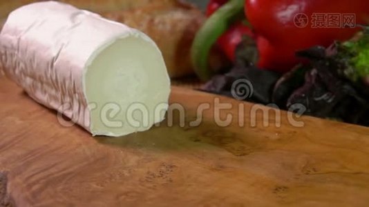 法国圣特莫雷德图林山羊奶酪掉在木板上视频