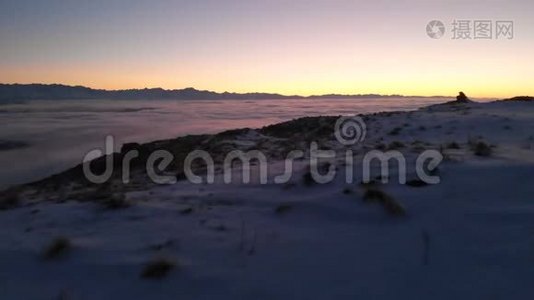 无人射击。 山顶上的冬天日落覆盖着云层。 北高加索。视频