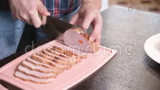 人在厨房里用大刀把肉切成片. 特写视频