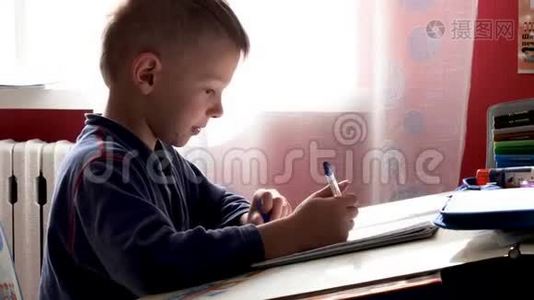 孩子用钢笔在笔记本上写字视频