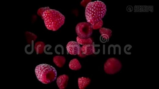 成熟的红树莓在黑色的背景上飞舞视频