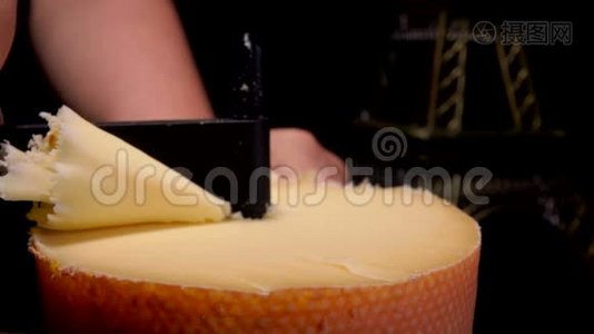吉罗尔奶酪刮刀从坚硬的奶酪上切割刨花视频
