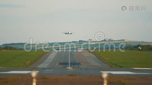 一个正面的视频，一个机场降落带与飞机，下降，着陆和骑向相机。视频
