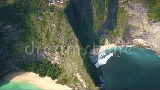 在亚洲的异国假日旅行中，空中无人驾驶飞机在努沙佩尼达的Kelingking海滩惊人的海崖上飞行视频