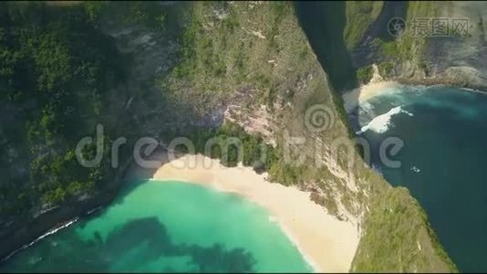 在亚洲的异国假日旅行中，空中无人驾驶飞机在努沙佩尼达的Kelingking海滩惊人的海崖上飞行视频