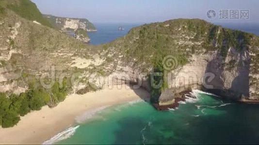 在亚洲的异国假日旅行中，空中无人驾驶飞机在努沙佩尼达的Kelingking海滩惊人的海崖上飞行视频