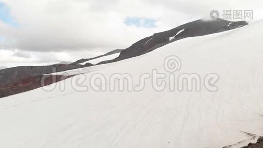 以厄尔布鲁斯山和一个大冰川为背景的火山岩俯瞰图视频