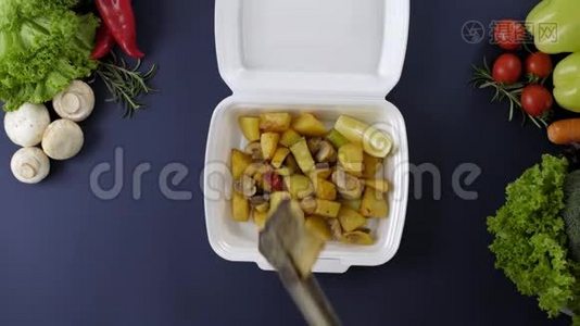 用发泡胶盒包装外卖食品.. 带鱼和土豆的新鲜外卖套餐视频