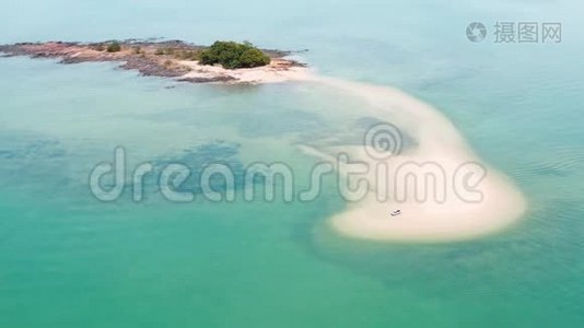 泰国普吉岛海滩和游艇鸟瞰图视频