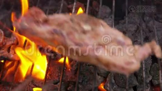 一块块肉排落在烤架上视频