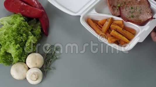 用发泡胶盒包装外卖食品.. 新鲜送货套餐，含香牛油和胡萝卜视频